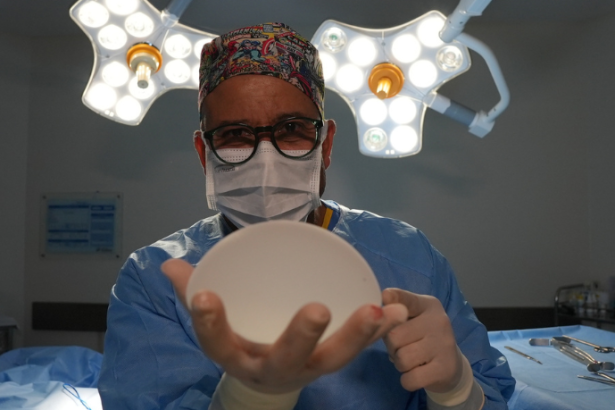 Dr. Gilberson Wanderley Silva apresenta as mais recentes inovações em retração de pele, oferecendo soluções eficazes para dar adeus à flacidez.