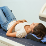 Com a Dra. Thaline Neves, entenda como a densitometria óssea pode detectar precocemente a osteoporose e proteger sua saúde.