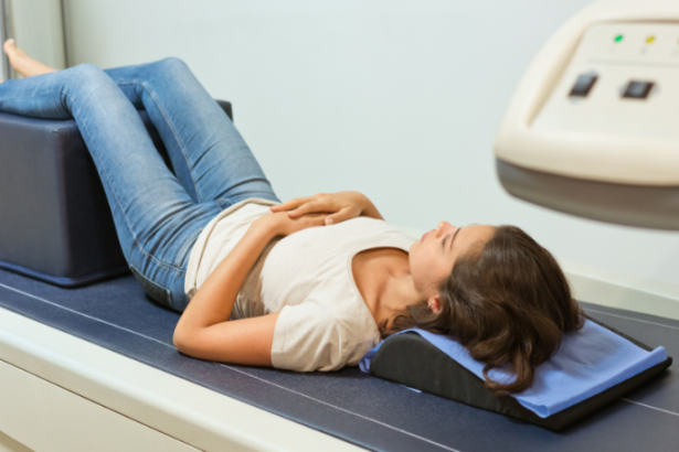 Com a Dra. Thaline Neves, entenda como a densitometria óssea pode detectar precocemente a osteoporose e proteger sua saúde.