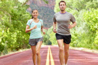 A prática regular de esportes, segundo Luciano Colicchio Fernandes, é uma aliada poderosa na prevenção de doenças e no fortalecimento da saúde.