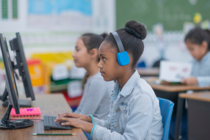 Entre o celular, a atenção e o aprendizado, Sérgio Bento De Araújo analisa os desafios e caminhos da tecnologia na educação atual.
