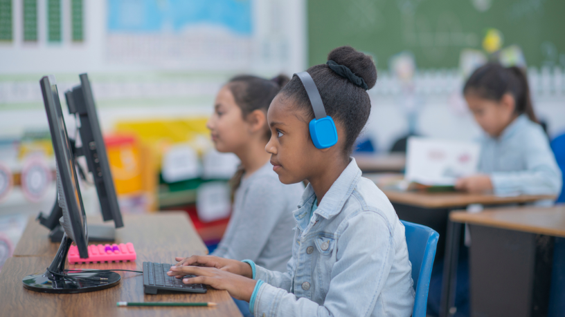 Entre o celular, a atenção e o aprendizado, Sérgio Bento De Araújo analisa os desafios e caminhos da tecnologia na educação atual.