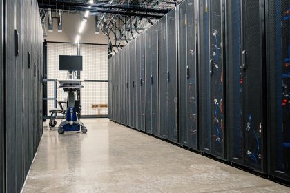 Gabinetes metálicos com servidores, equipamentos de rede e cabos em um data center moderno