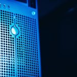 Rack de servidores iluminado por luzes azuis em um data center.