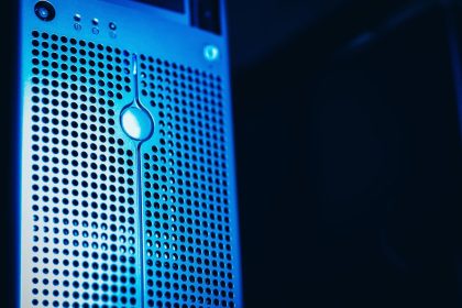 Rack de servidores iluminado por luzes azuis em um data center.