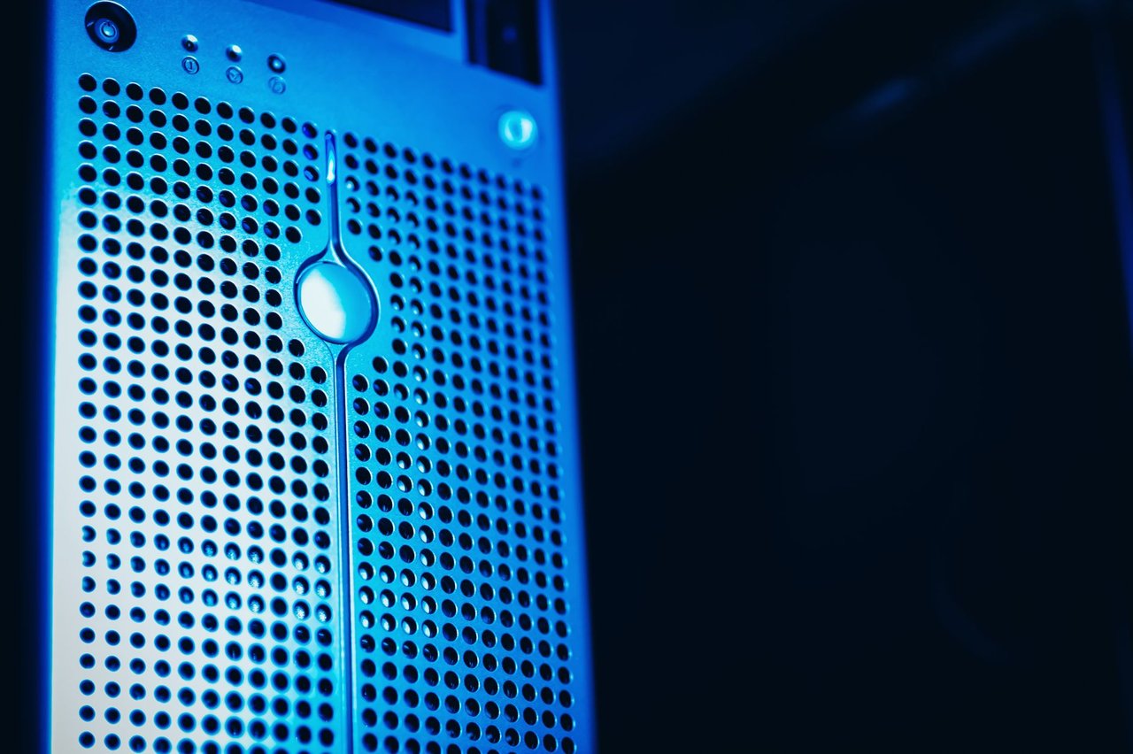 Rack de servidores iluminado por luzes azuis em um data center.