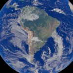 Imagem de satélite da América do Sul vista do espaço, com o continente cercado pelo oceano.
