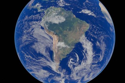 Imagem de satélite da América do Sul vista do espaço, com o continente cercado pelo oceano.